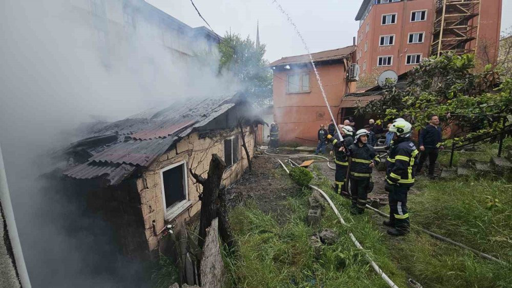 Zonguldak'ta gecekonduda yangın! Alevler arasında kalan yaşlı adam son anda kurtarıldı