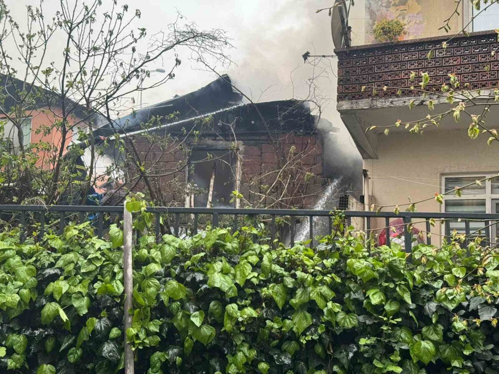 Zonguldak'ta gecekonduda yangın! Alevler arasında kalan yaşlı adam son anda kurtarıldı