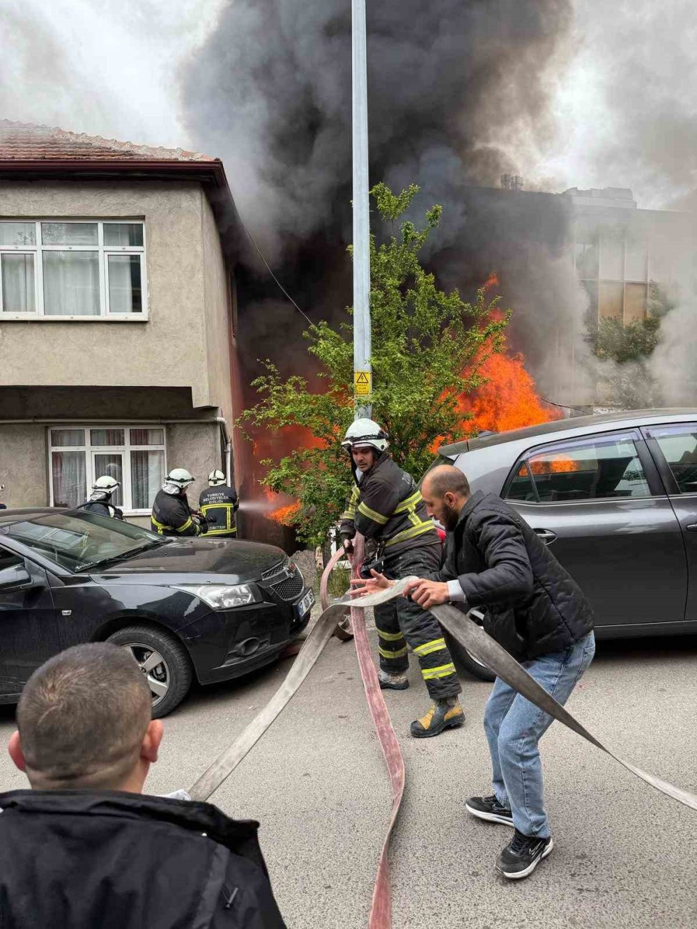 Zonguldak'ta gecekonduda yangın! Alevler arasında kalan yaşlı adam son anda kurtarıldı