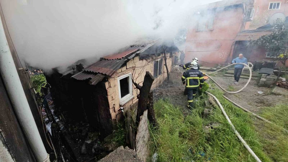 Zonguldak'ta gecekonduda yangın! Alevler arasında kalan yaşlı adam son anda kurtarıldı