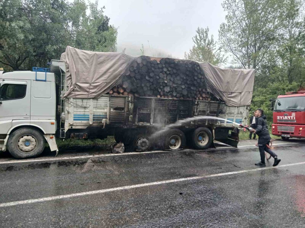 Odun yüklü kamyon alev aldı