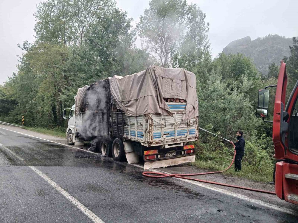 Odun yüklü kamyon alev aldı