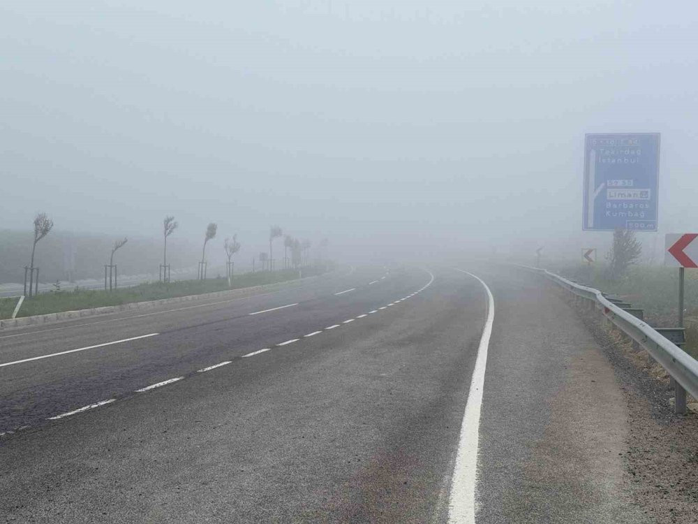 Tekirdağ’da etkili olan yoğun sis sürücülere zor anlar yaşattı