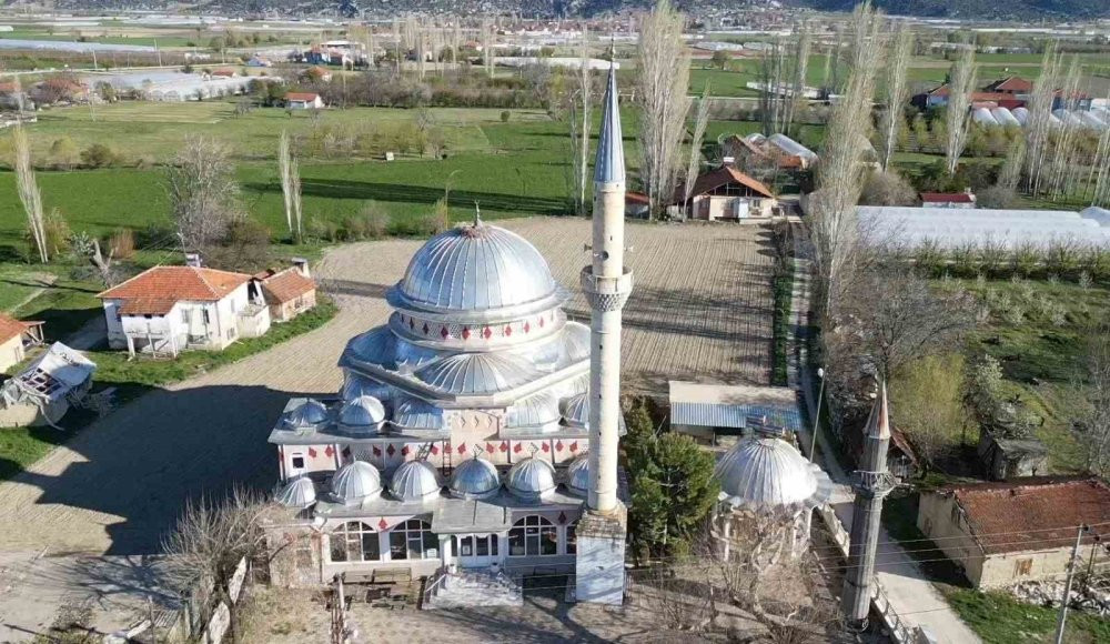 Yıllardır aynı leylek, aynı camiye geliyor