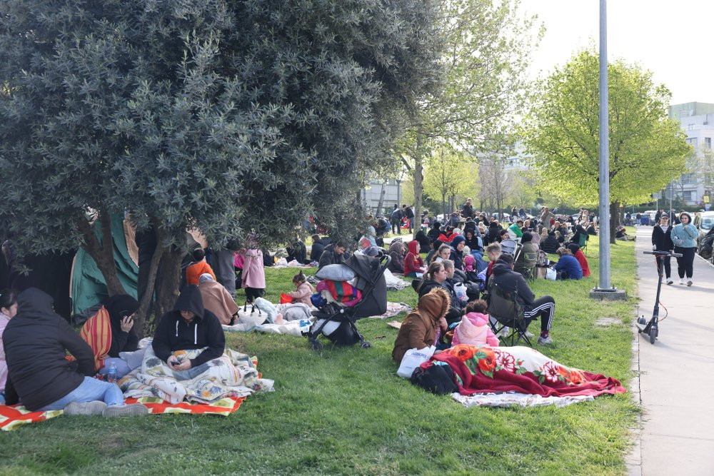 Depremden etkilenen vatandaşlar kampüsde çadır kurdu