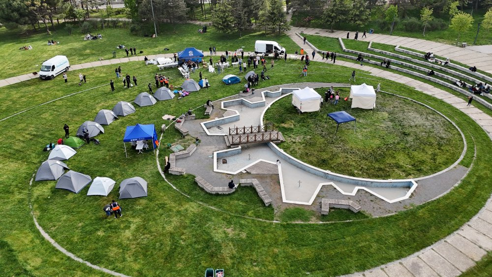 Depremden etkilenen vatandaşlar kampüsde çadır kurdu