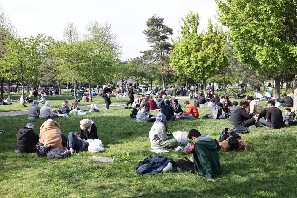 Depremden etkilenen vatandaşlar kampüsde çadır kurdu