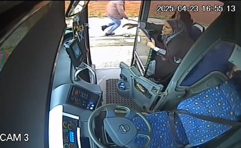 Yola çıkan ineği uzaklaştırmak isterken neye uğradığını şaşırdı