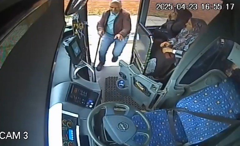 Yola çıkan ineği uzaklaştırmak isterken neye uğradığını şaşırdı