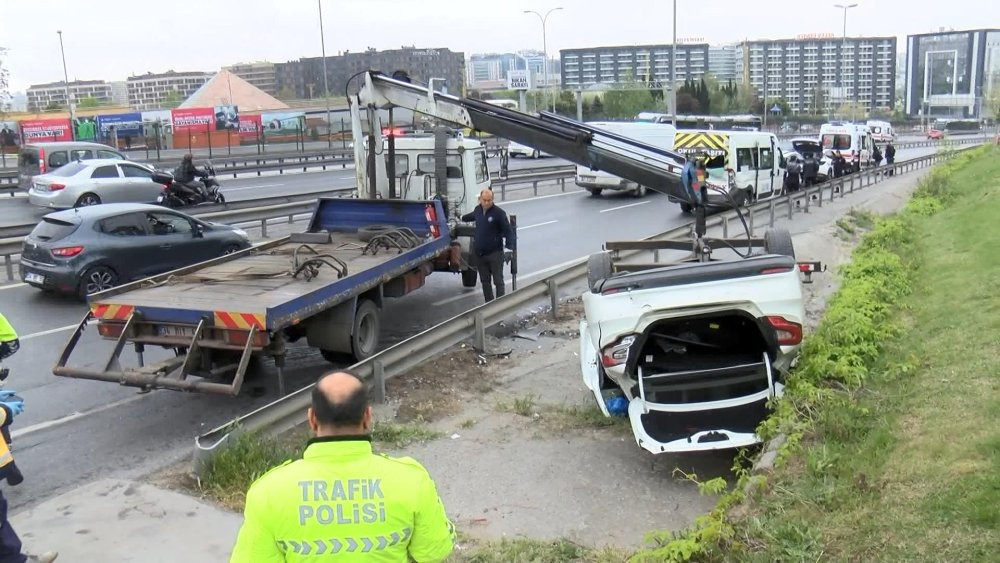 İstanbul D-100'de kaza zinciri: 1 araç ters döndü: Yaralı var