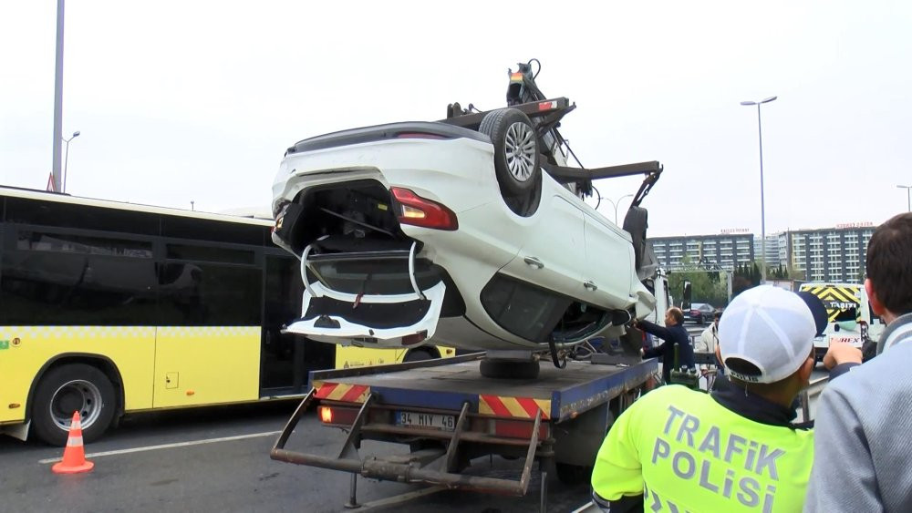 İstanbul D-100'de kaza zinciri: 1 araç ters döndü: Yaralı var