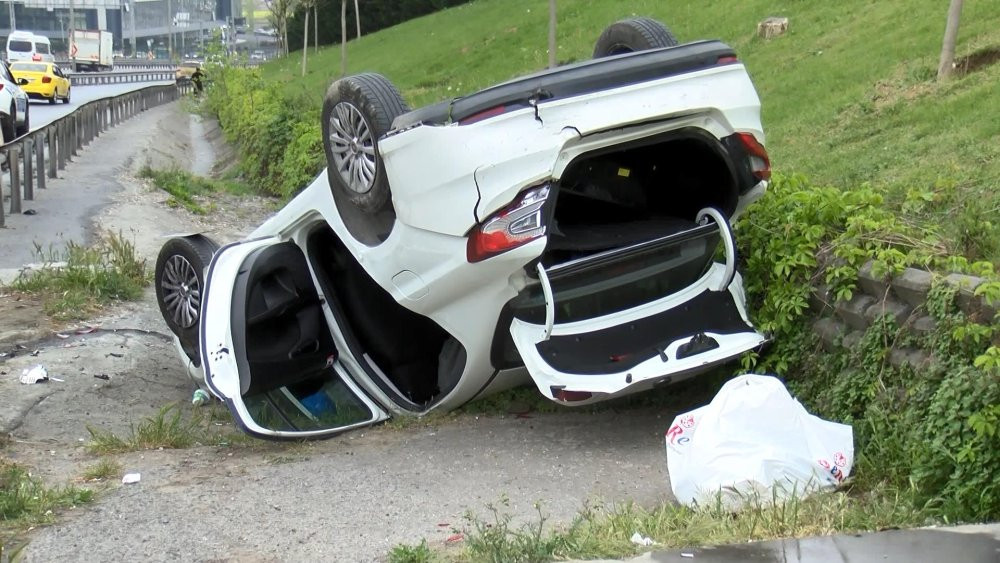 İstanbul D-100'de kaza zinciri: 1 araç ters döndü: Yaralı var