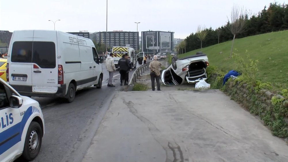 İstanbul D-100'de kaza zinciri: 1 araç ters döndü: Yaralı var