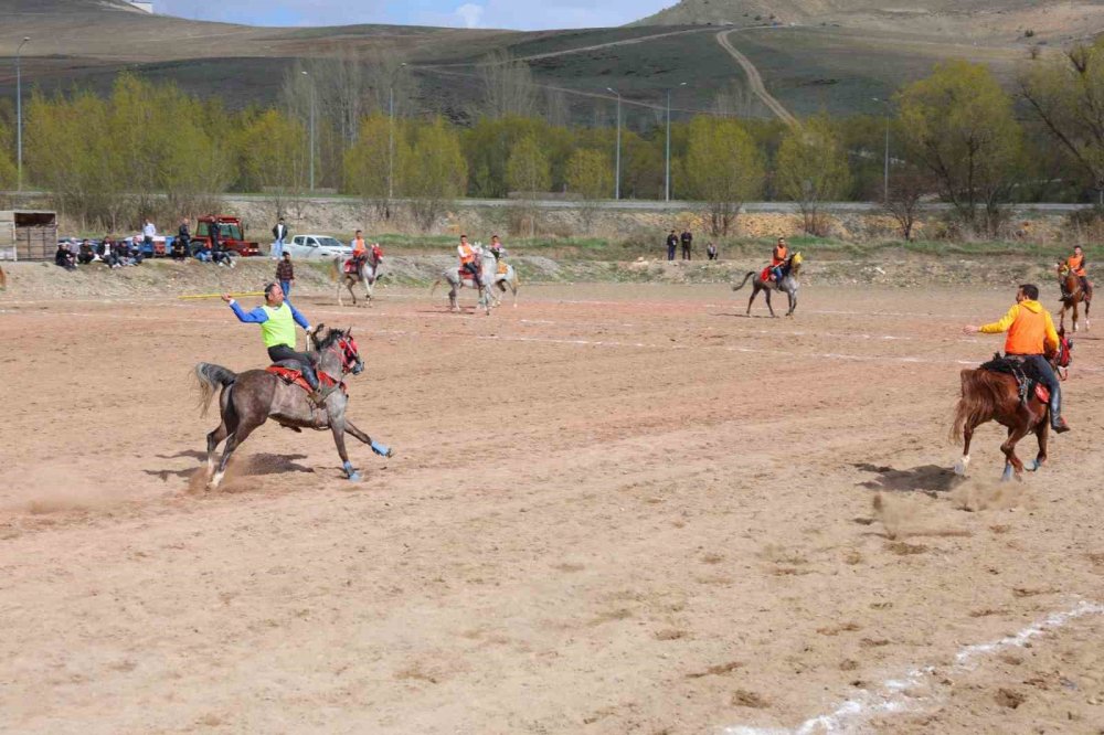 Bayburt’ta yeni atlı cirit sahasının yapımına başlandı