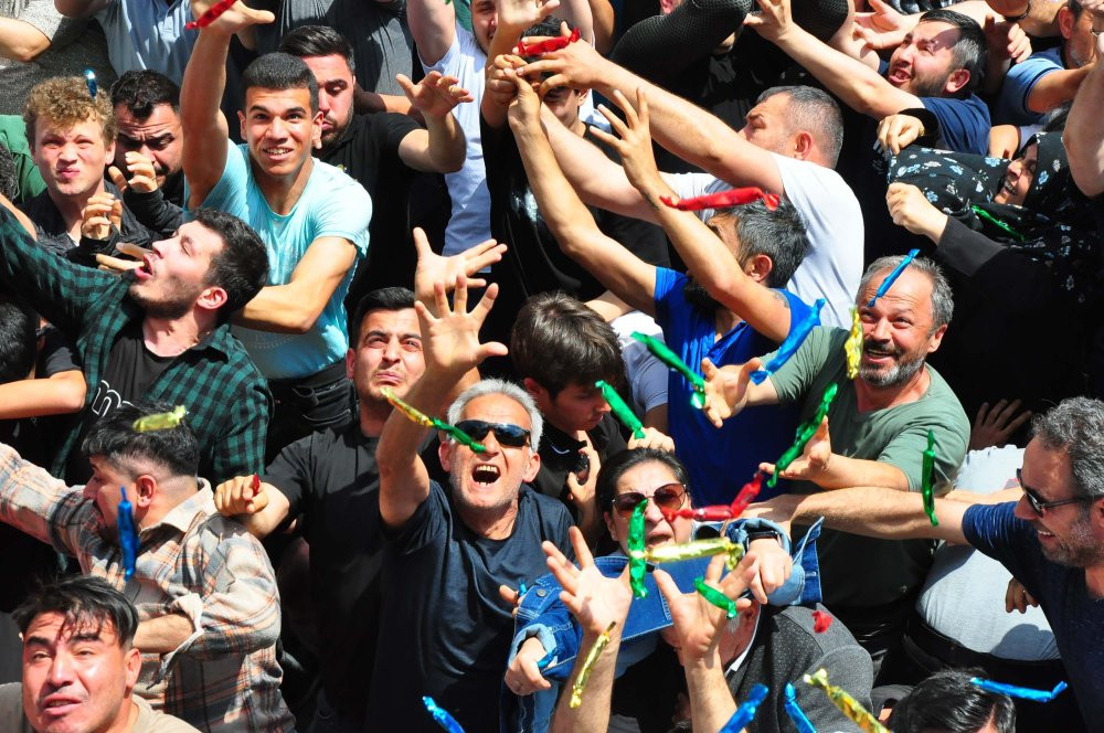 8 ton mesir macunu 20 dakikada halka dağıtıldı