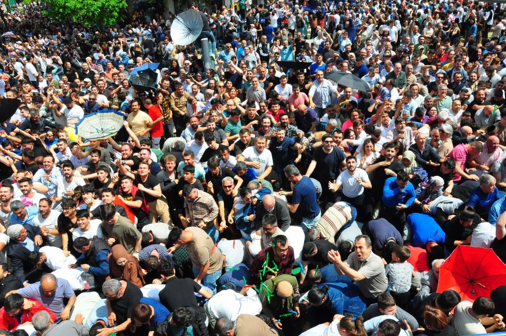 8 ton mesir macunu 20 dakikada halka dağıtıldı