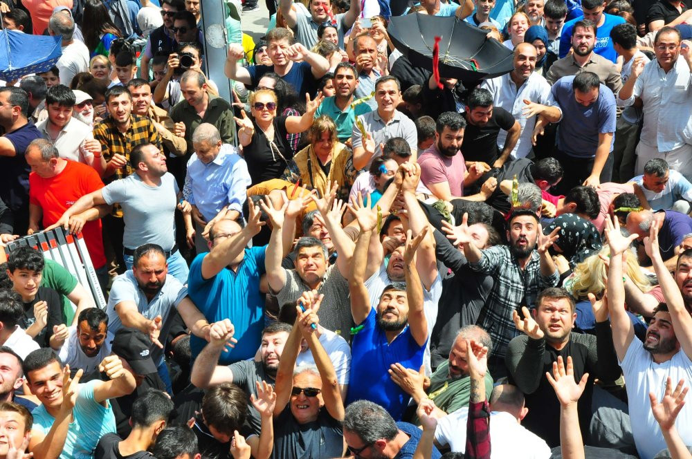 8 ton mesir macunu 20 dakikada halka dağıtıldı