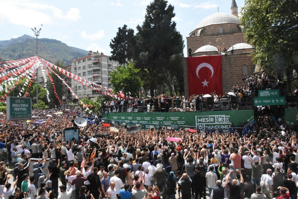 8 ton mesir macunu 20 dakikada halka dağıtıldı