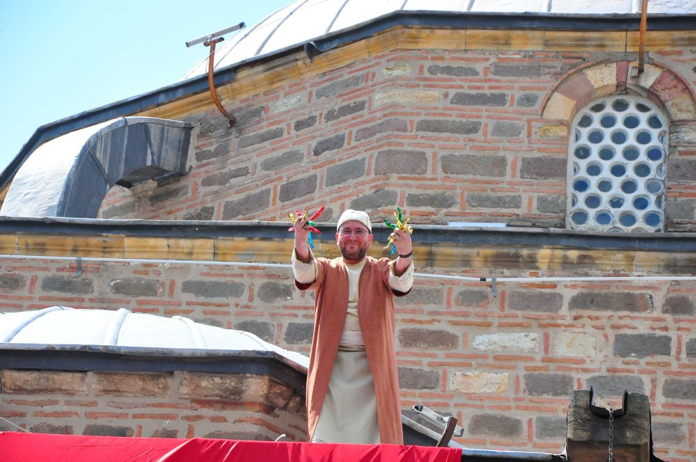 8 ton mesir macunu 20 dakikada halka dağıtıldı