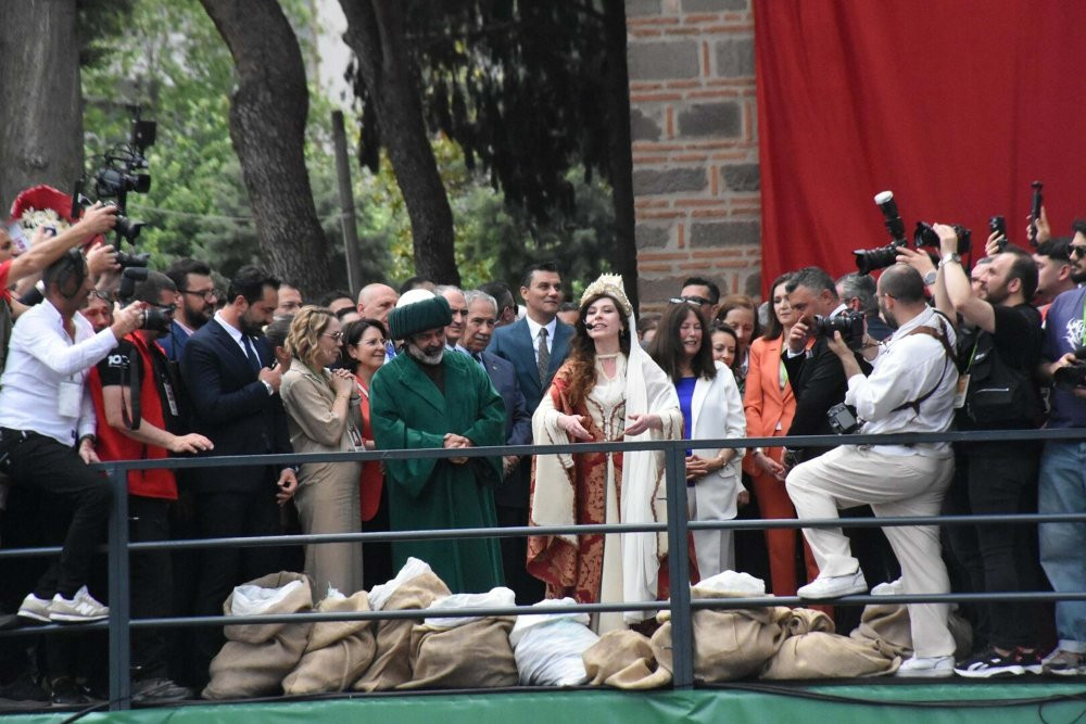 8 ton mesir macunu 20 dakikada halka dağıtıldı