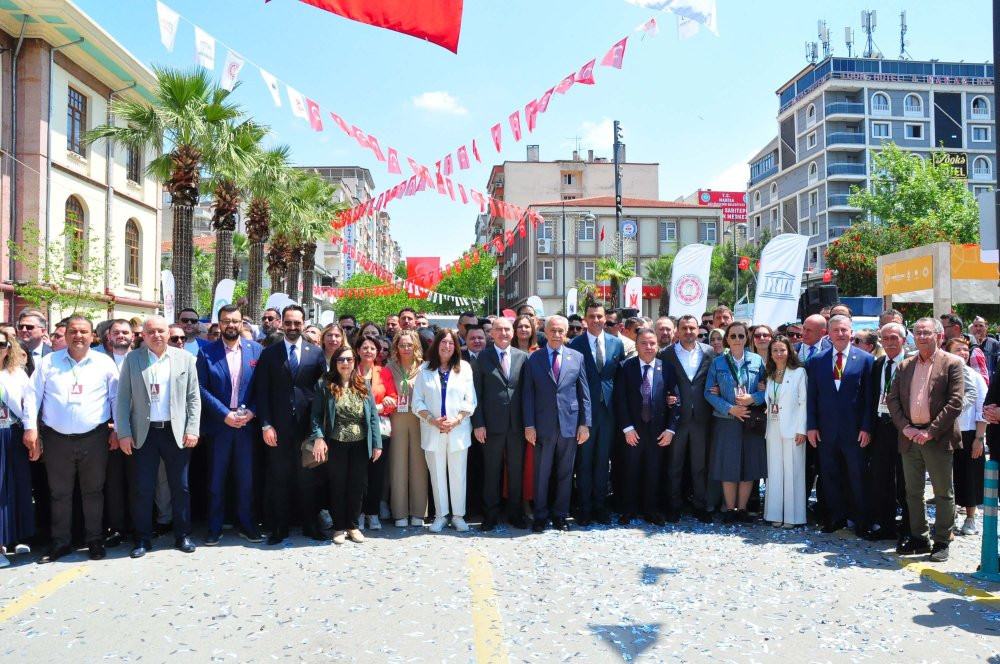 8 ton mesir macunu 20 dakikada halka dağıtıldı