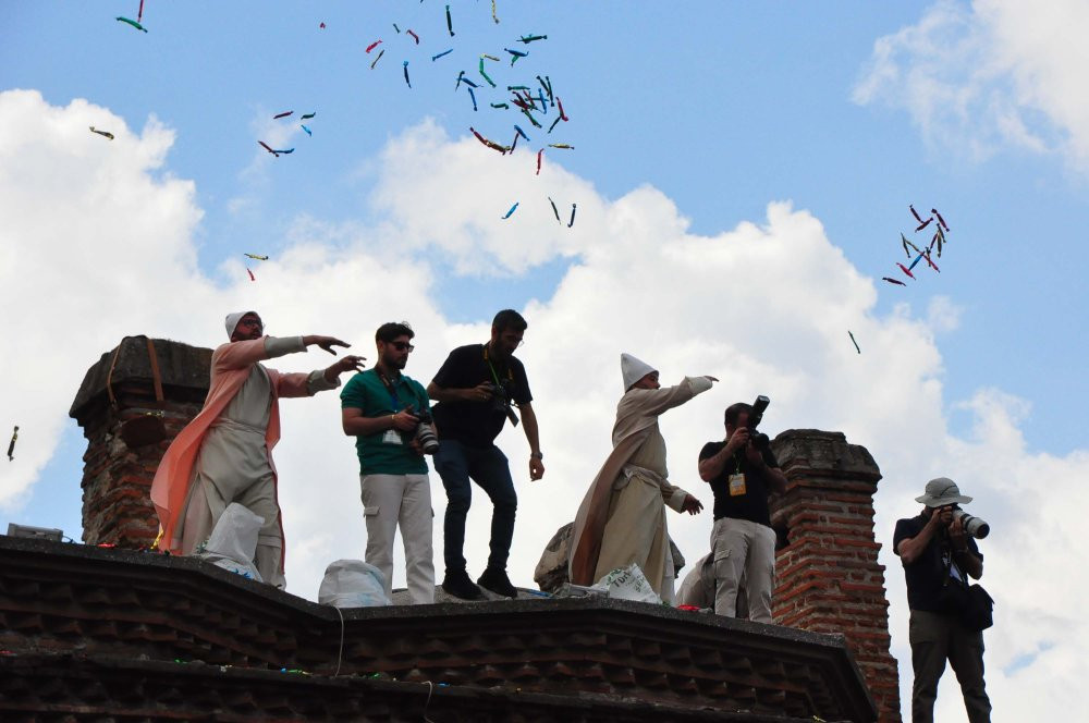 8 ton mesir macunu 20 dakikada halka dağıtıldı