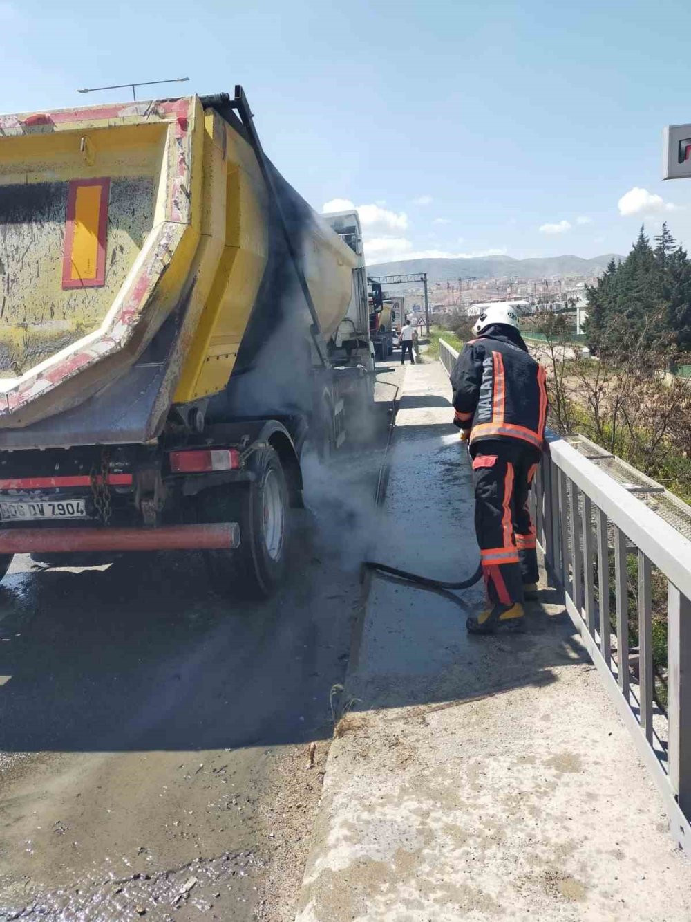 Hafriyat kamyonunun lastiğinde çıkan yangın korkuttu