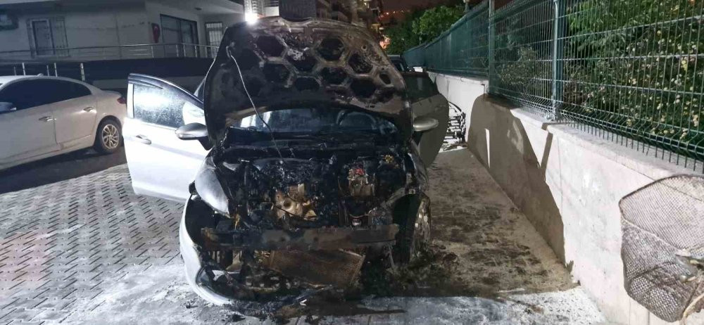 Hatay’da otomobil alev alev yandı