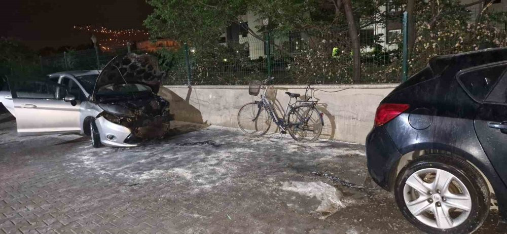 Hatay’da otomobil alev alev yandı