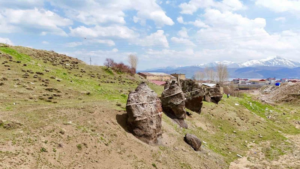 "Nemrut’un develeri" her geçen gün tahrip oluyor