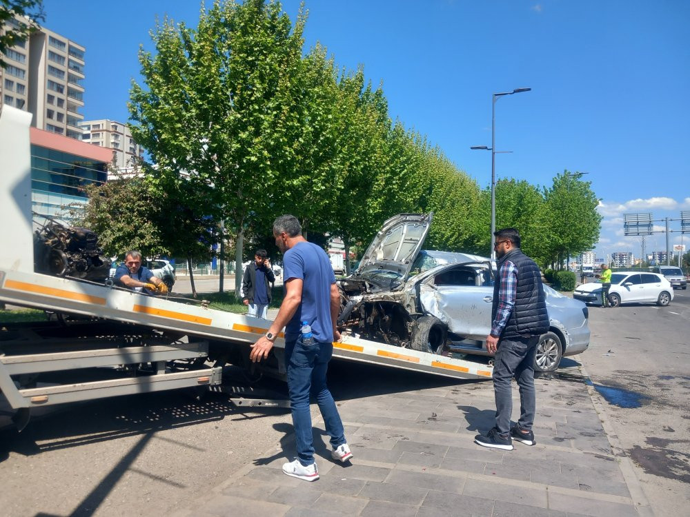 Refüje çarpan otomobil takla attı: 1 yaralı