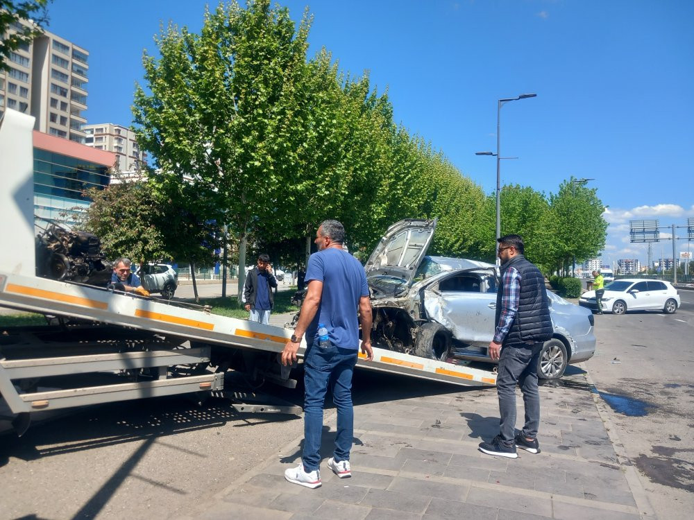 Refüje çarpan otomobil takla attı: 1 yaralı