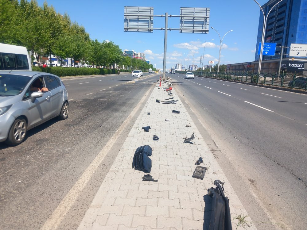 Refüje çarpan otomobil takla attı: 1 yaralı