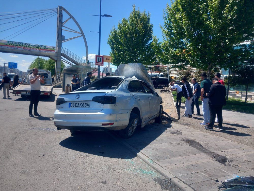 Refüje çarpan otomobil takla attı: 1 yaralı