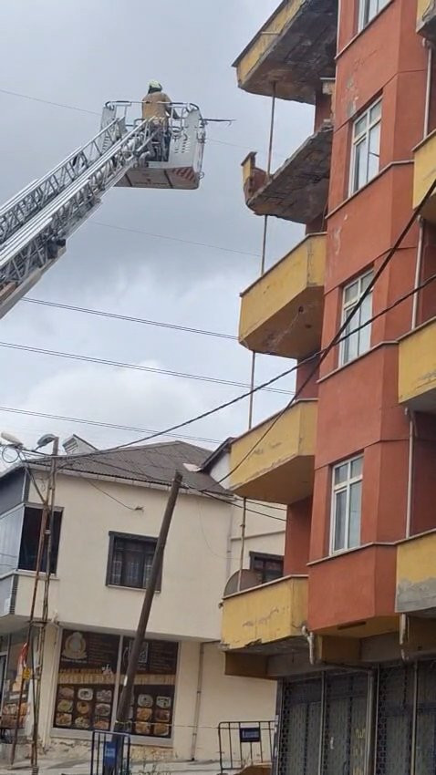 Sancaktepe'de 5 katlı binada balkon çöktü: Faciadan dönüldü!
