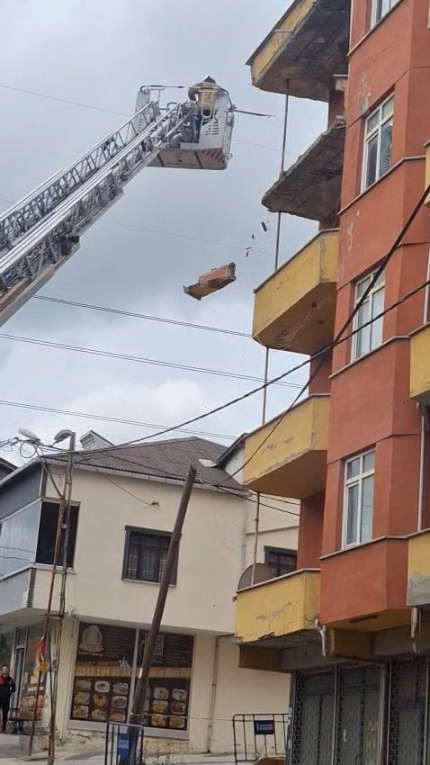 Sancaktepe'de 5 katlı binada balkon çöktü: Faciadan dönüldü!