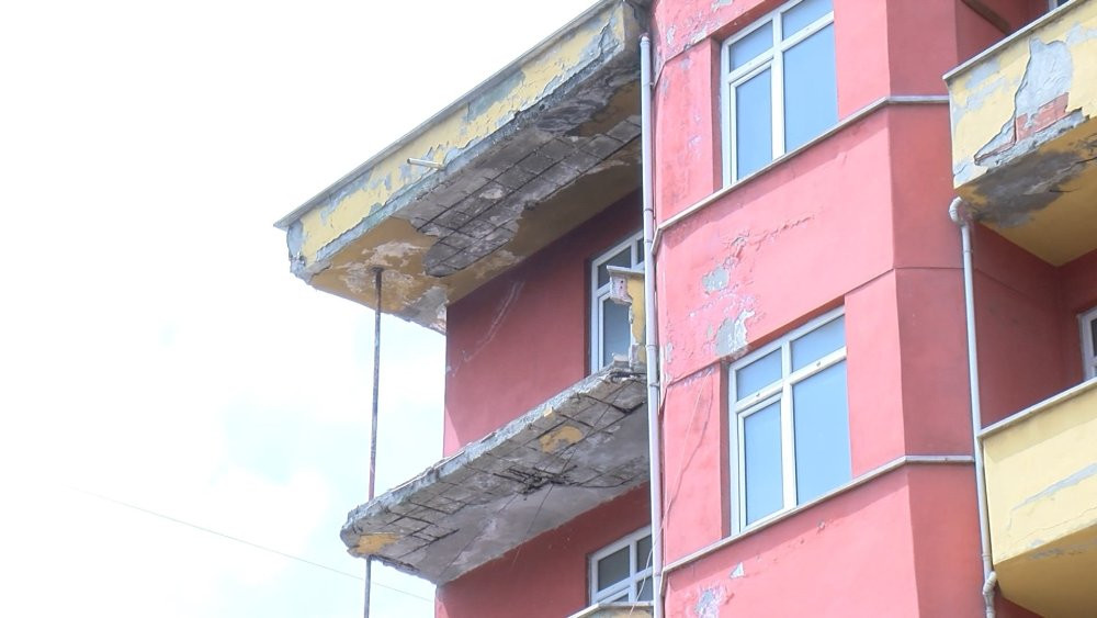 Sancaktepe'de 5 katlı binada balkon çöktü: Faciadan dönüldü!