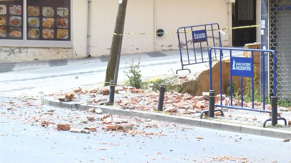 Sancaktepe'de 5 katlı binada balkon çöktü: Faciadan dönüldü!