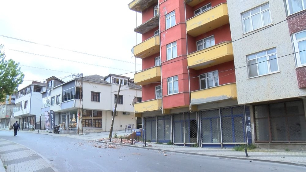 Sancaktepe'de 5 katlı binada balkon çöktü: Faciadan dönüldü!