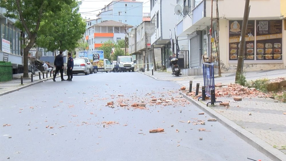 Sancaktepe'de 5 katlı binada balkon çöktü: Faciadan dönüldü!