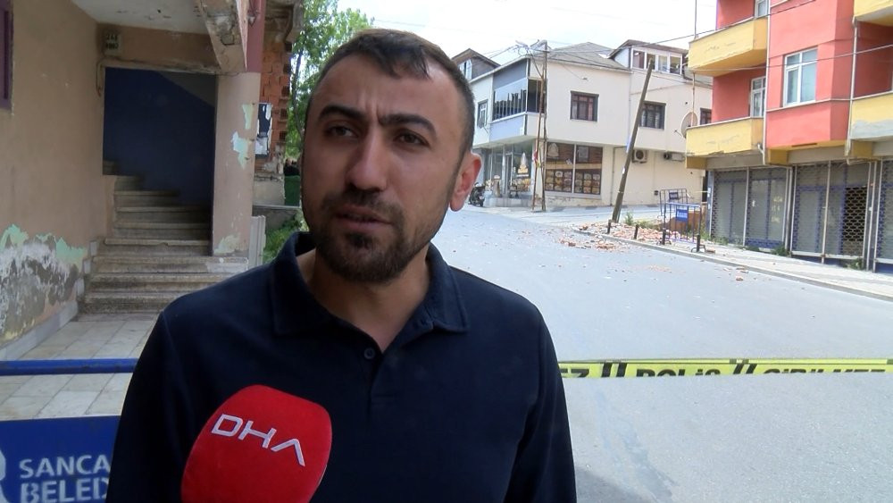 Sancaktepe'de 5 katlı binada balkon çöktü: Faciadan dönüldü!