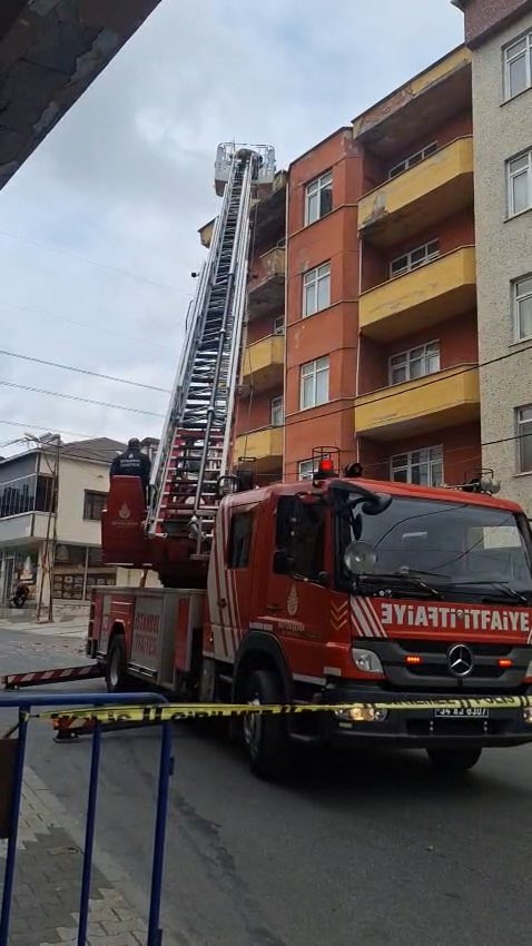Sancaktepe'de 5 katlı binada balkon çöktü: Faciadan dönüldü!