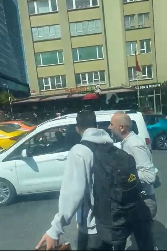 Şoför almadı! Yolcu otobüsün önünü kesti