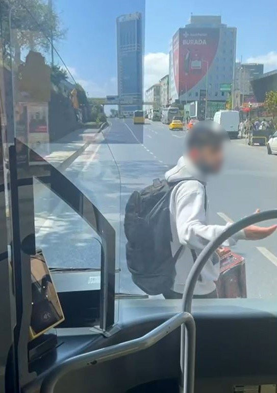 Şoför almadı! Yolcu otobüsün önünü kesti