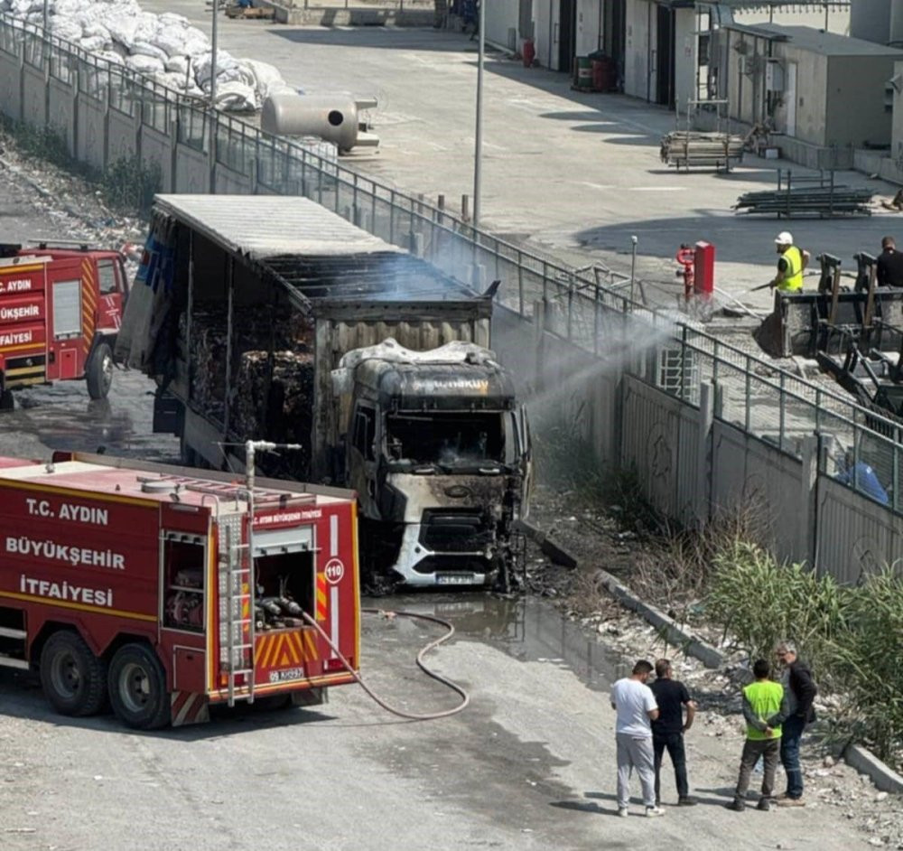 Atık kağıt getiren tırda yangın çıktı