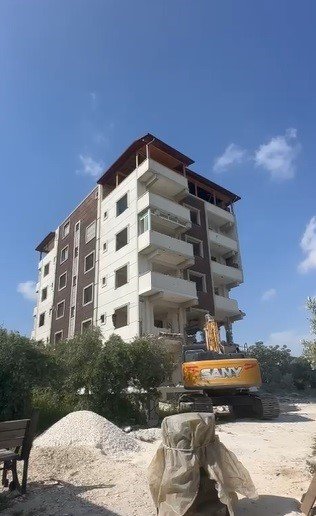 Defne’de 7 katlı binanın yıkım anı nefes kesti!