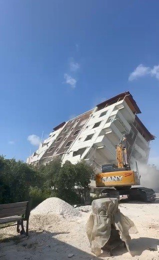 Defne’de 7 katlı binanın yıkım anı nefes kesti!