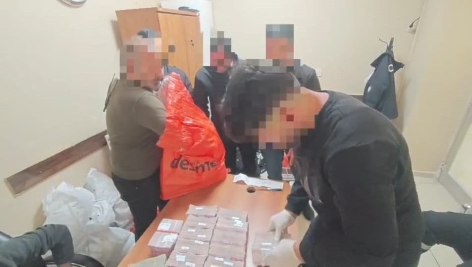 Havalimanında dev operasyon! Kaçak altın ve para ele geçirildi