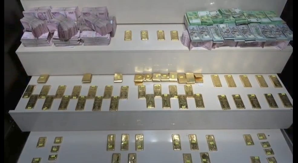 Havalimanında dev operasyon! Kaçak altın ve para ele geçirildi