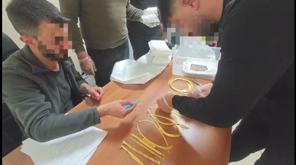 Havalimanında dev operasyon! Kaçak altın ve para ele geçirildi
